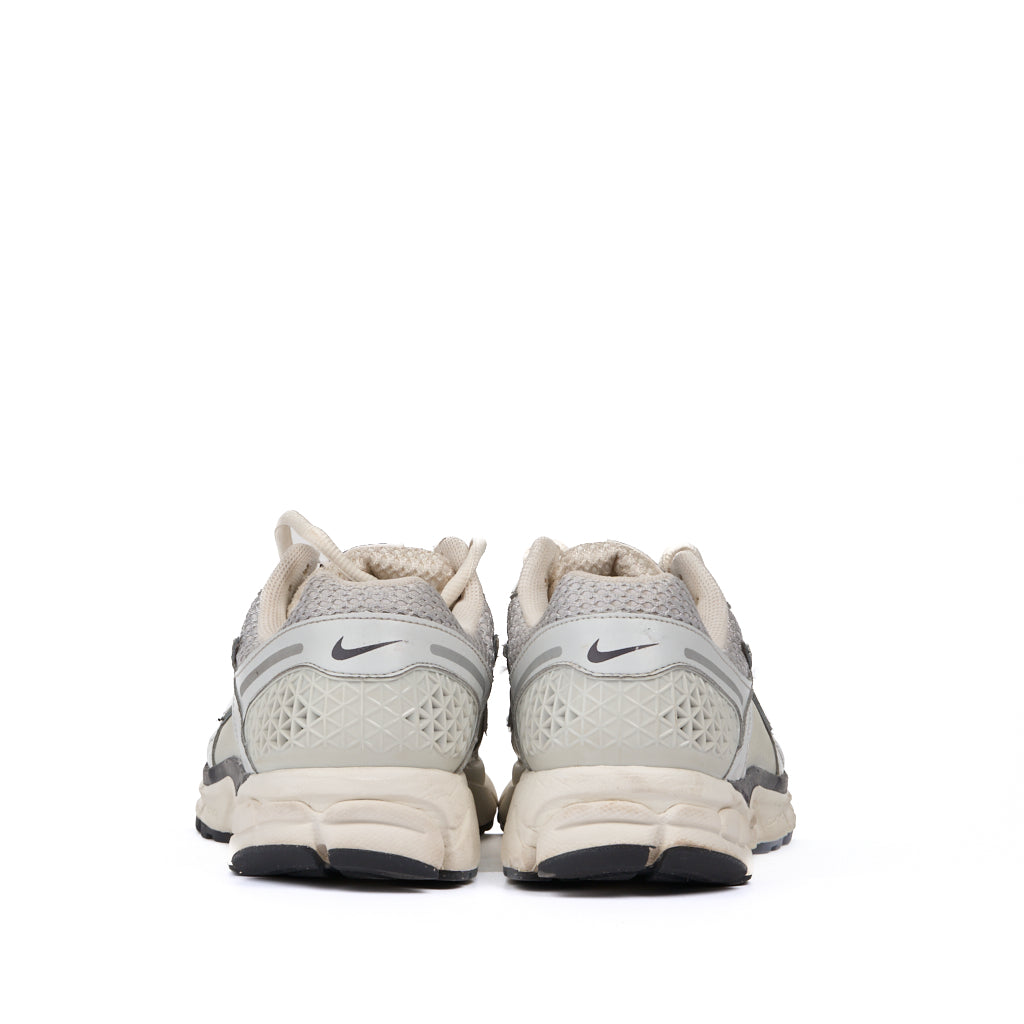 Nike Zoom Vomero 5 Photon Dust and Metallic Silver Size 9 Used