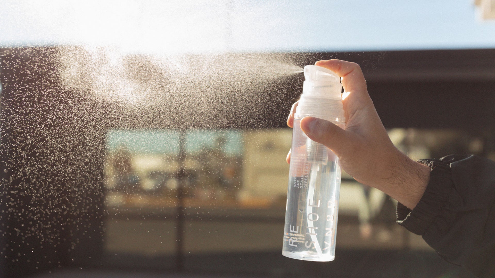 Este spray repelente de agua y manchas ayuda a mantener tus zapatillas como  nuevas - Showroom